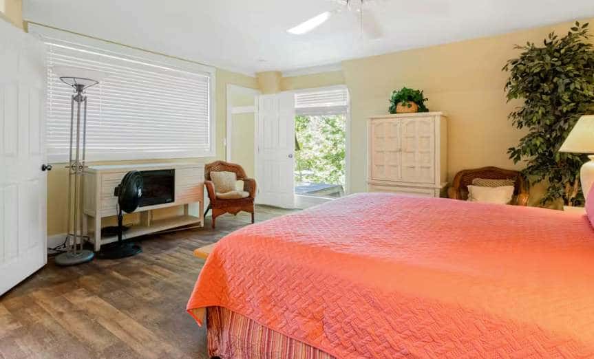 Rustic 5BR Lakefront - Dock & POOL - Osage Beach