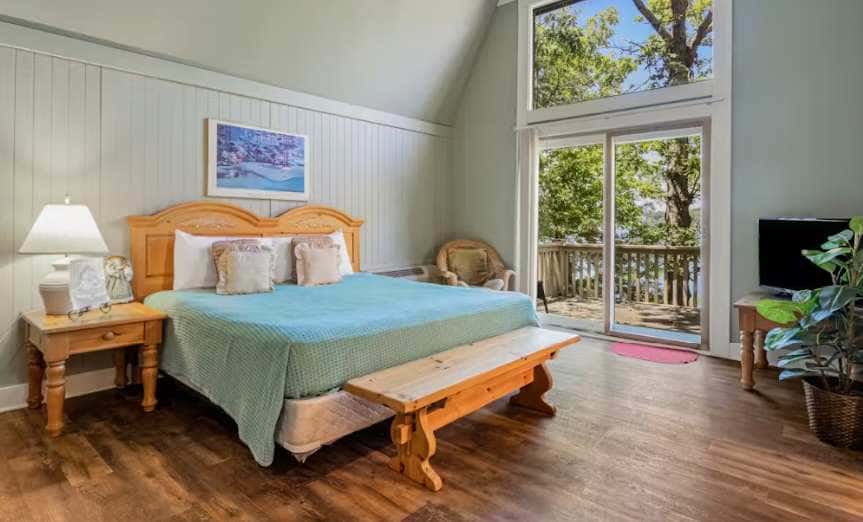 Rustic 5BR Lakefront - Dock & POOL - Osage Beach