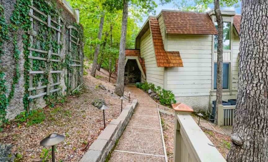 Rustic 5BR Lakefront - Dock & POOL - Osage Beach