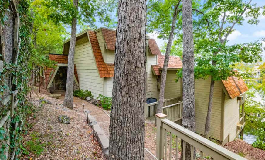 Rustic 5BR Lakefront - Dock & POOL - Osage Beach