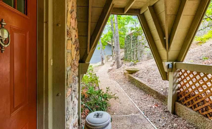 Rustic 5BR Lakefront - Dock & POOL - Osage Beach