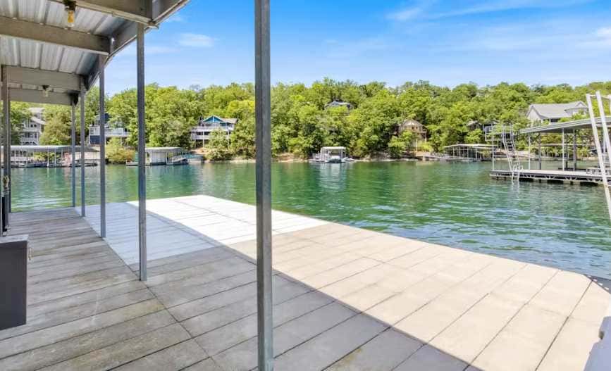 Rustic 5BR Lakefront - Dock & POOL - Osage Beach