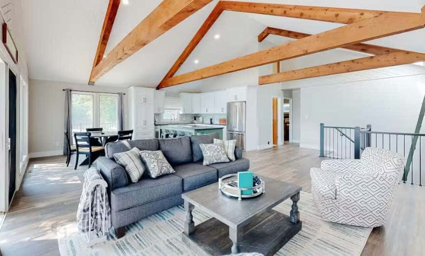 Spacious 4BR Lake House - LAKE VIEW - Rocky Mount