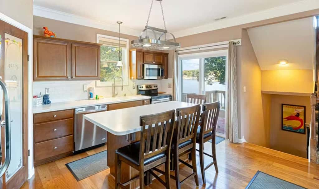 Charming 3BR Cabin - Jacuzzi Tub - LAKE VIEW