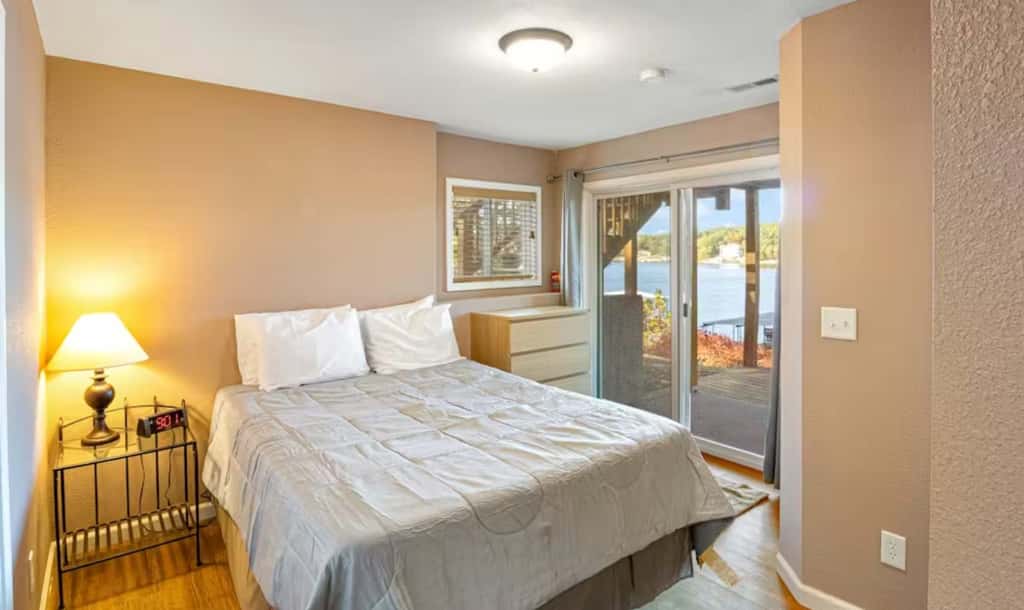 Charming 3BR Cabin - Jacuzzi Tub - LAKE VIEW