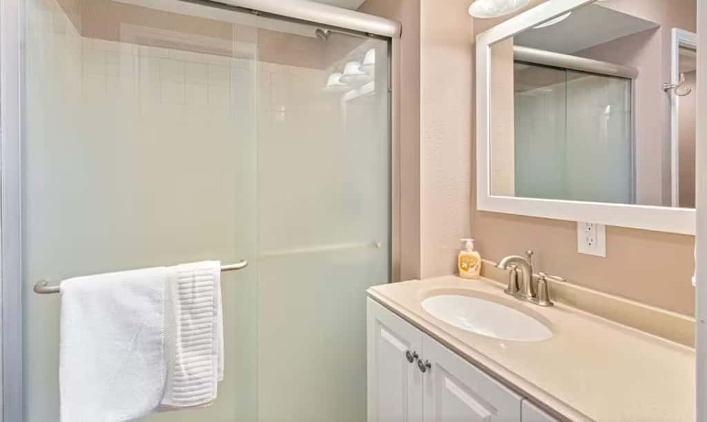 Charming 3BR Cabin - Jacuzzi Tub - LAKE VIEW