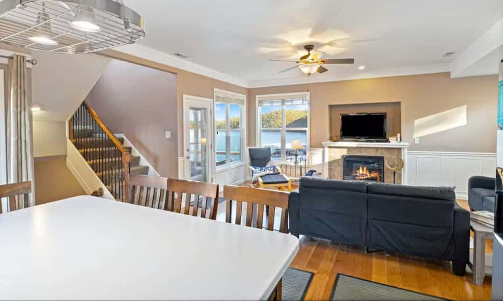 Charming 3BR Cabin - Jacuzzi Tub - LAKE VIEW