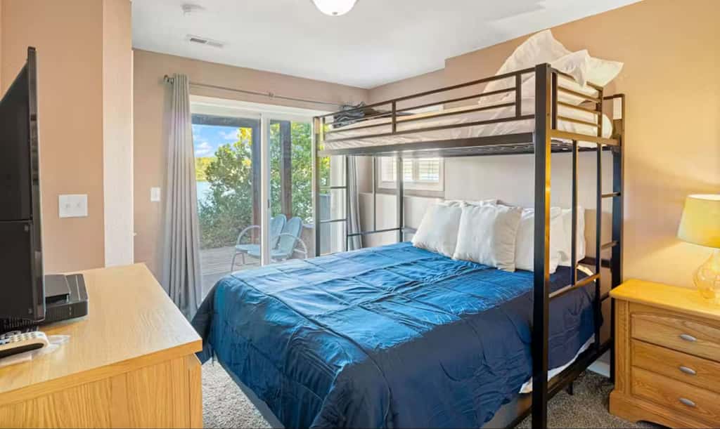 Charming 3BR Cabin - Jacuzzi Tub - LAKE VIEW