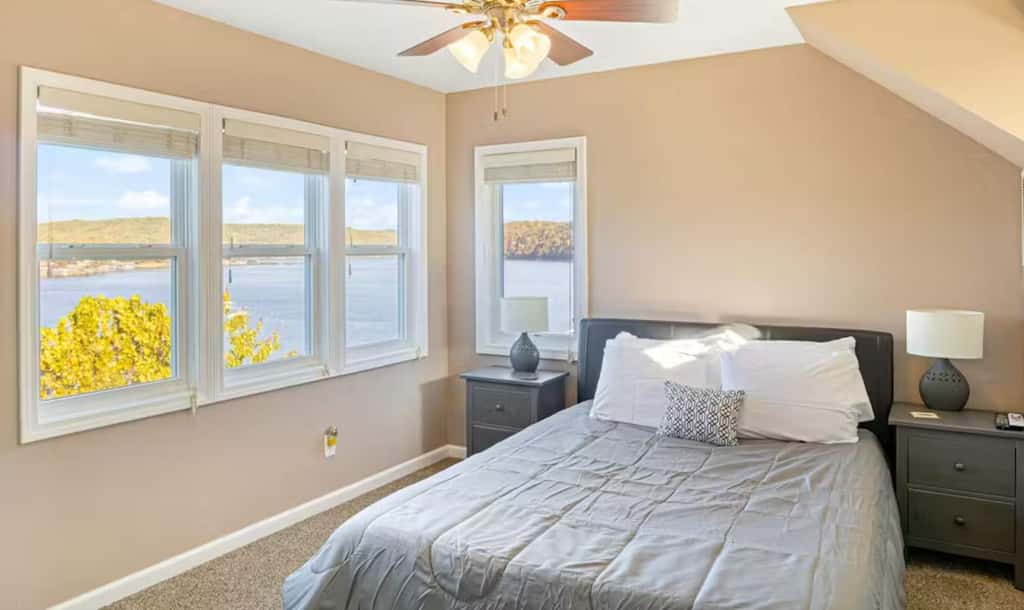 Charming 3BR Cabin - Jacuzzi Tub - LAKE VIEW