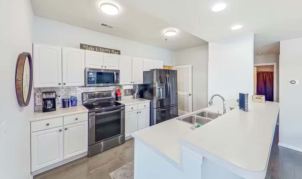 Bright 3BR Condo - Lake Views - Community Pool