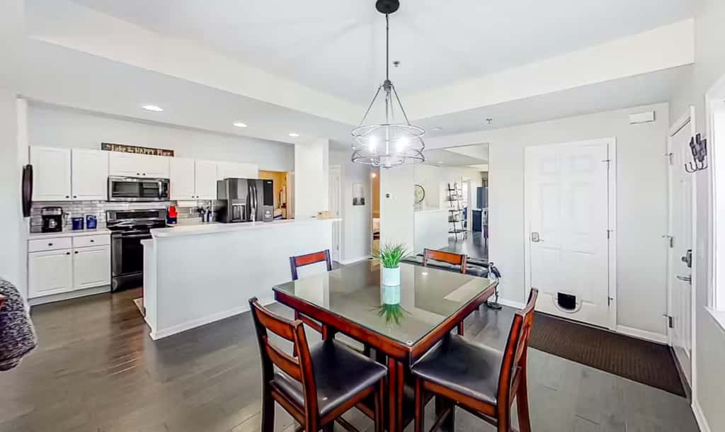 Bright 3BR Condo - Lake Views - Community Pool