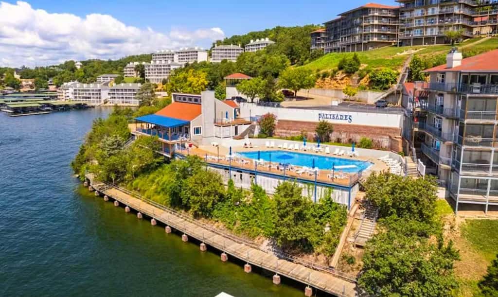 Bright 3BR Condo - Lake Views - Community Pool