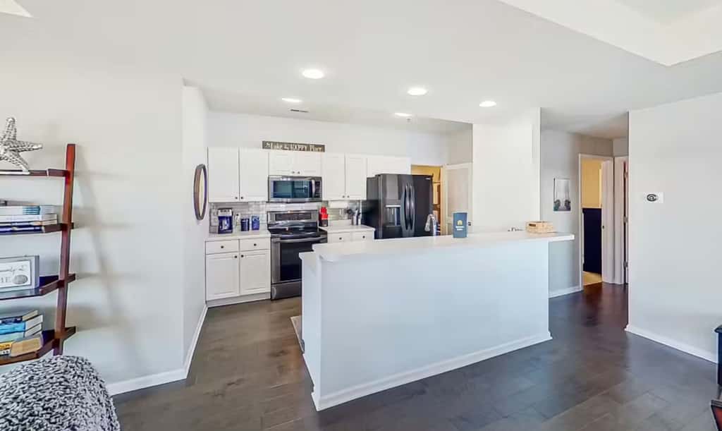 Bright 3BR Condo - Lake Views - Community Pool