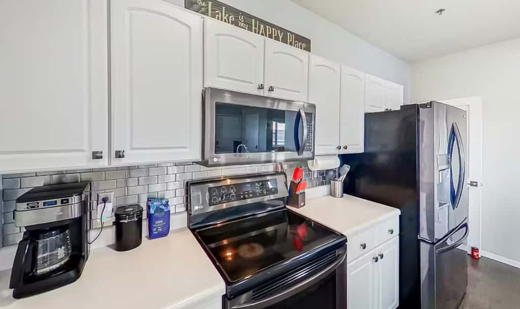 Bright 3BR Condo - Lake Views - Community Pool