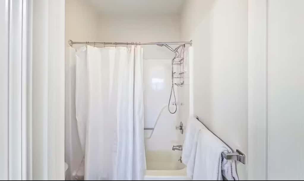 Bright 3BR Condo - Lake Views - Community Pool