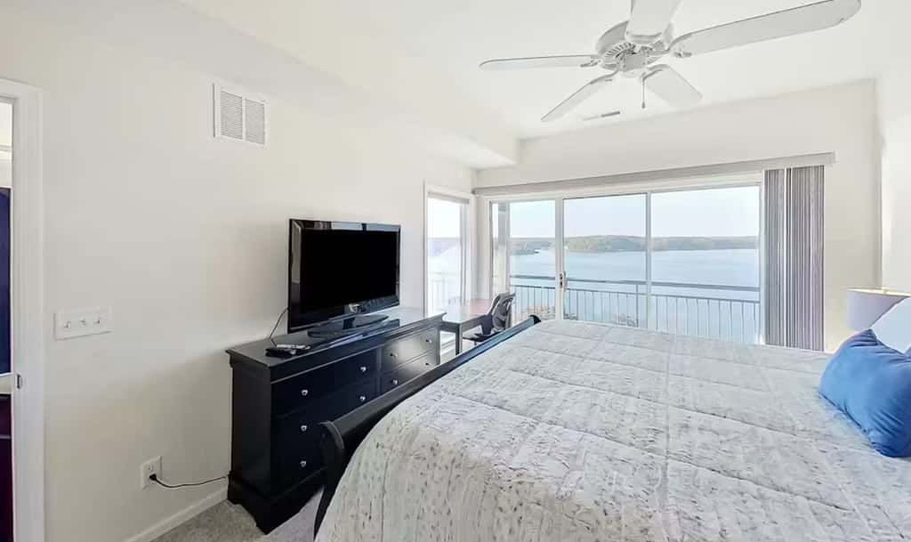 Bright 3BR Condo - Lake Views - Community Pool