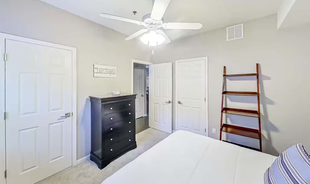 Bright 3BR Condo - Lake Views - Community Pool
