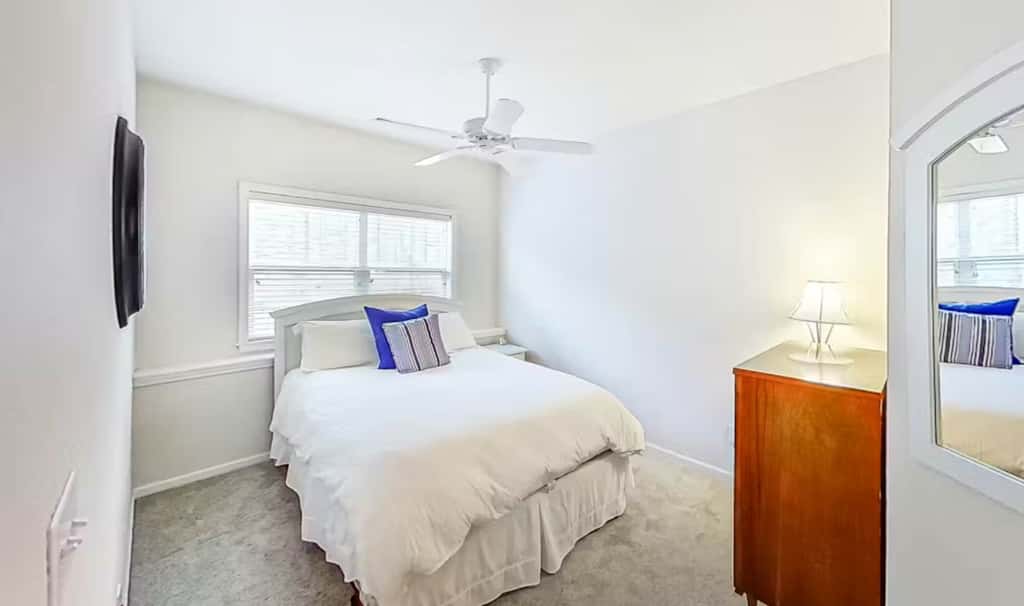 Bright 3BR Condo - Lake Views - Community Pool