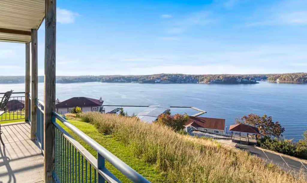 Bright 3BR Condo - Lake Views - Community Pool
