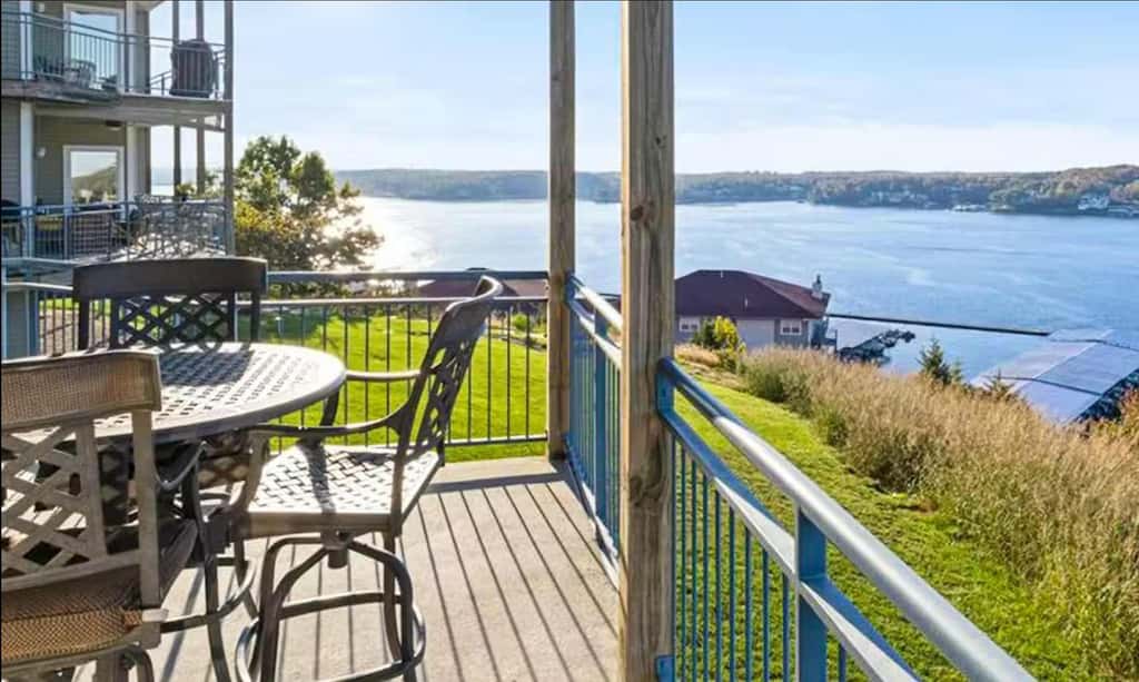 Bright 3BR Condo - Lake Views - Community Pool