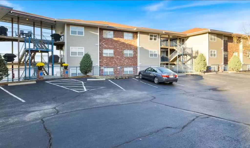 Bright 3BR Condo - Lake Views - Community Pool
