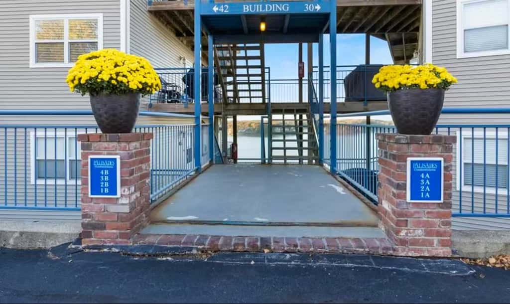 Bright 3BR Condo - Lake Views - Community Pool