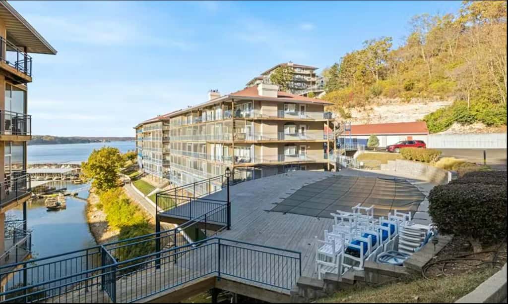 Bright 3BR Condo - Lake Views - Community Pool