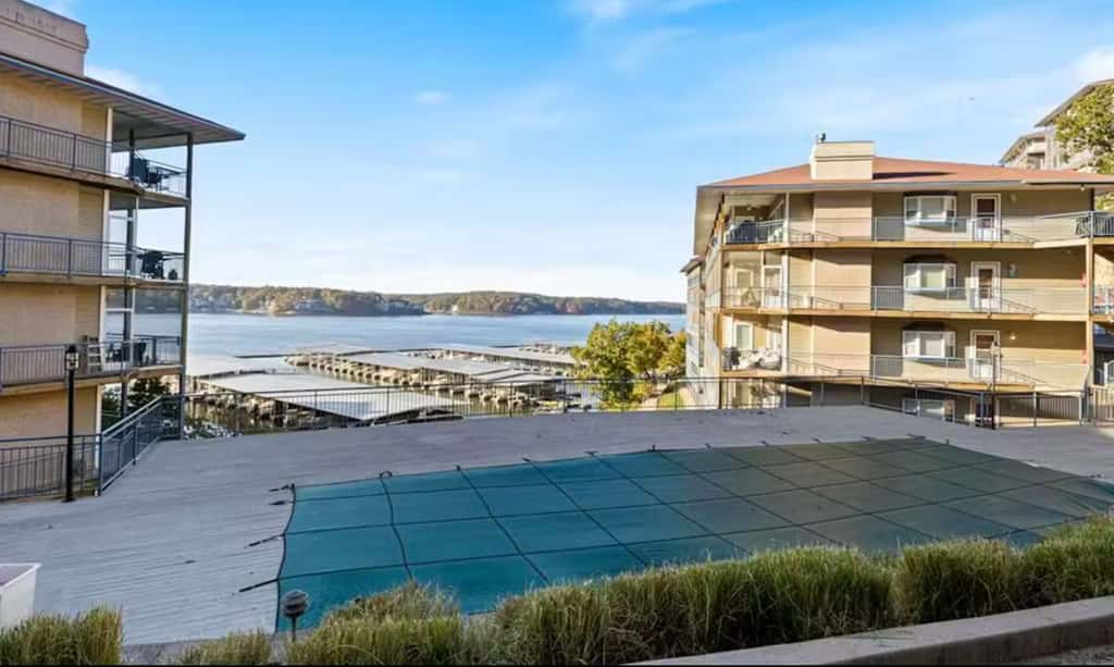 Bright 3BR Condo - Lake Views - Community Pool