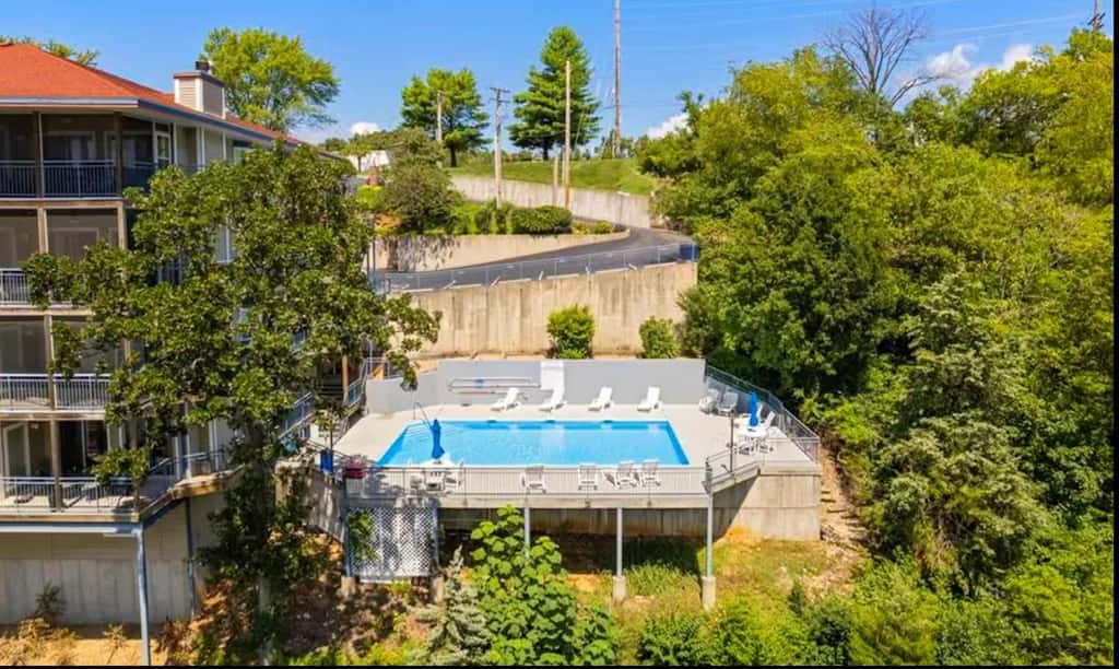 Bright 3BR Condo - Lake Views - Community Pool