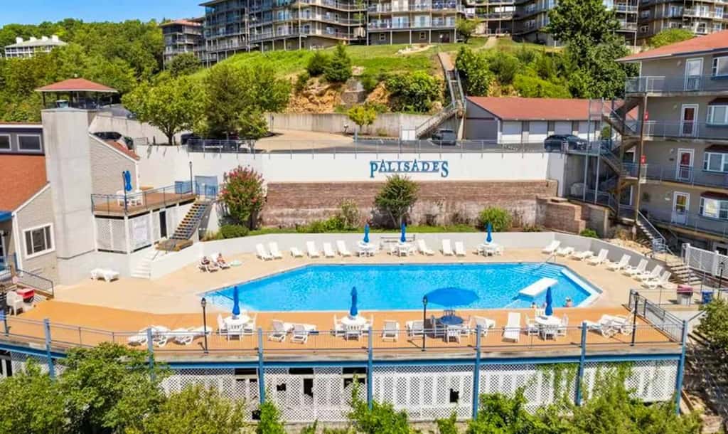 Bright 3BR Condo - Lake Views - Community Pool