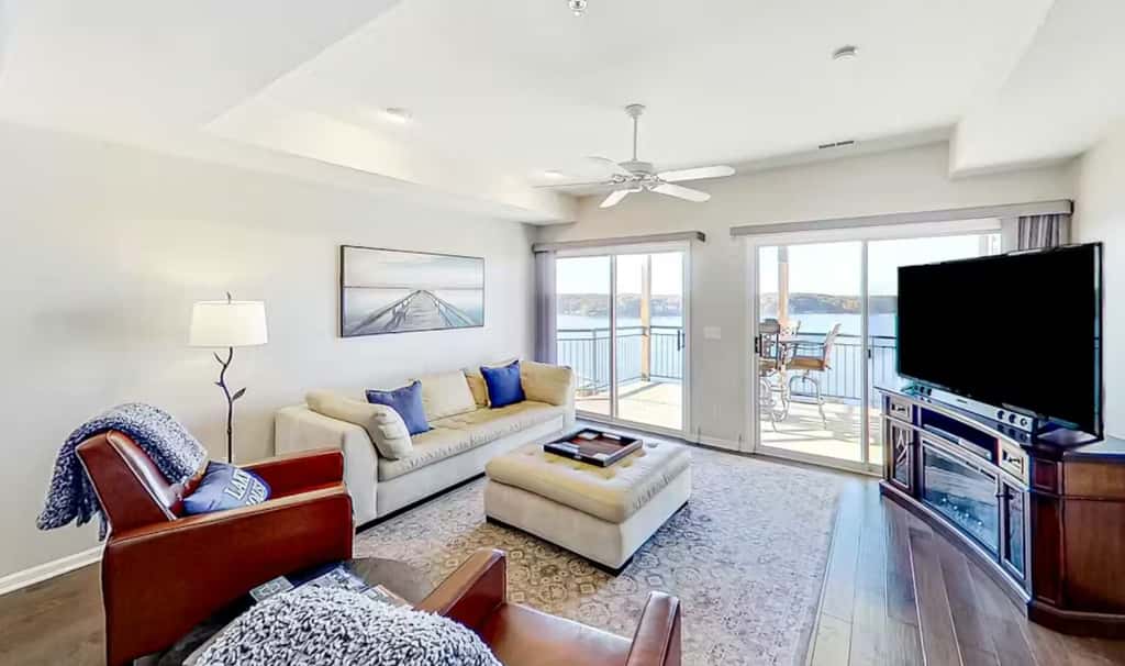 Bright 3BR Condo - Lake Views - Community Pool