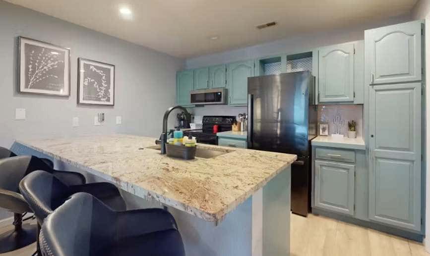 Waterfront 2BR Condo - Pool - Main Channel Views