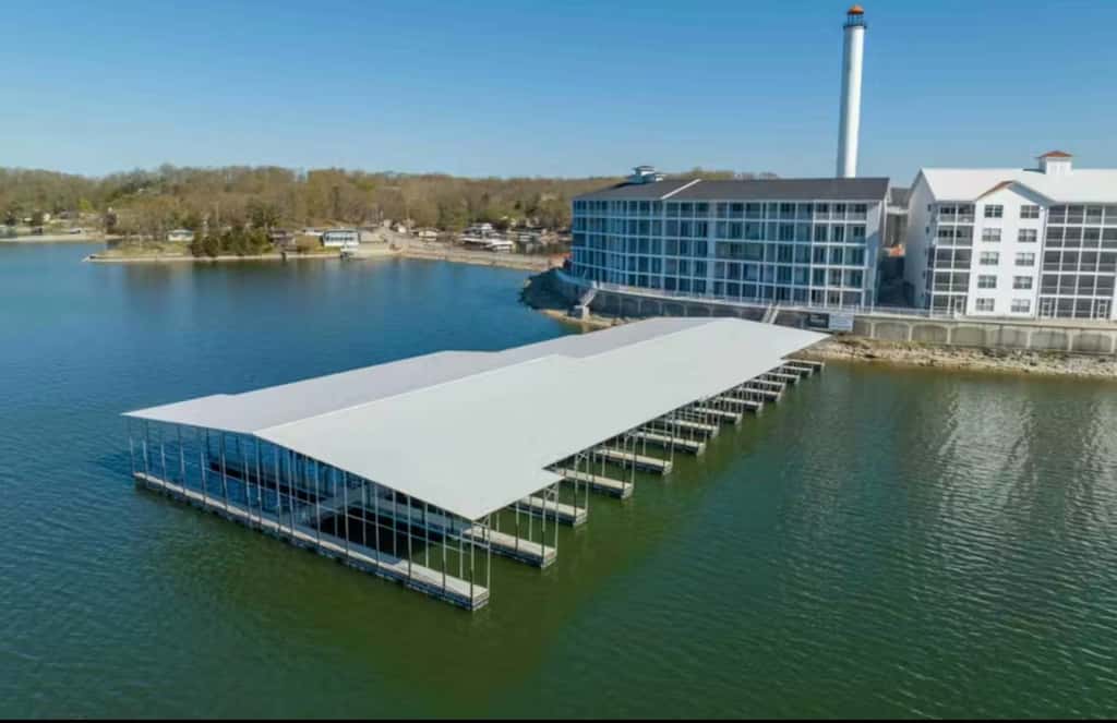 Luxury 4BR Condo - Top Floor - LAKE VIEW - Lake
