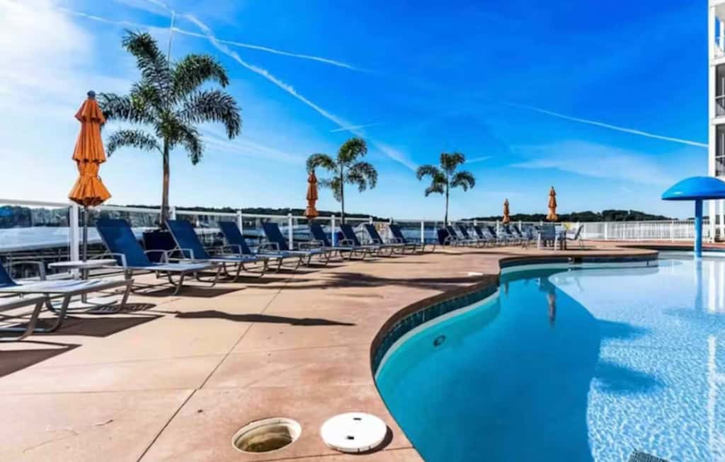 Luxury 4BR Condo - Top Floor - LAKE VIEW - Lake