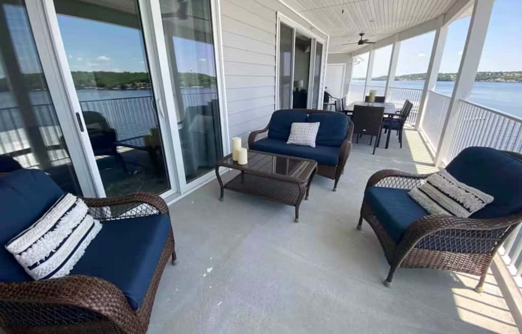 Luxury 4BR Condo - Top Floor - LAKE VIEW - Lake