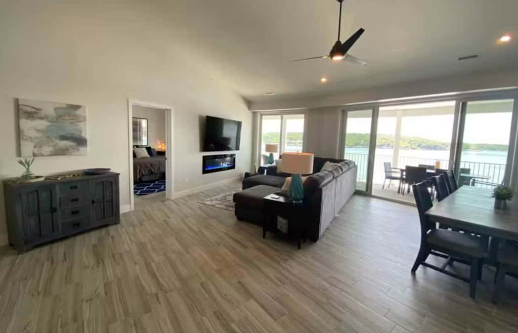 Luxury 4BR Condo - Top Floor - LAKE VIEW - Lake