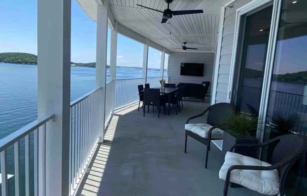 Luxury 4BR Condo - Top Floor - LAKE VIEW - Lake