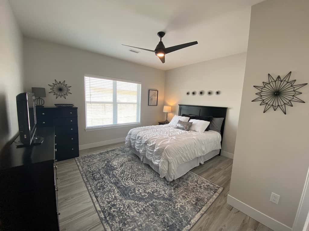 Luxury 4BR Condo - Top Floor - LAKE VIEW - Lake