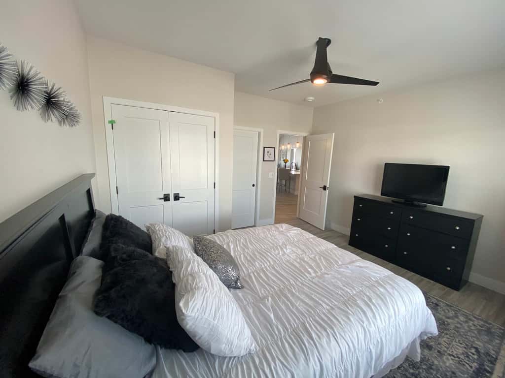 Luxury 4BR Condo - Top Floor - LAKE VIEW - Lake