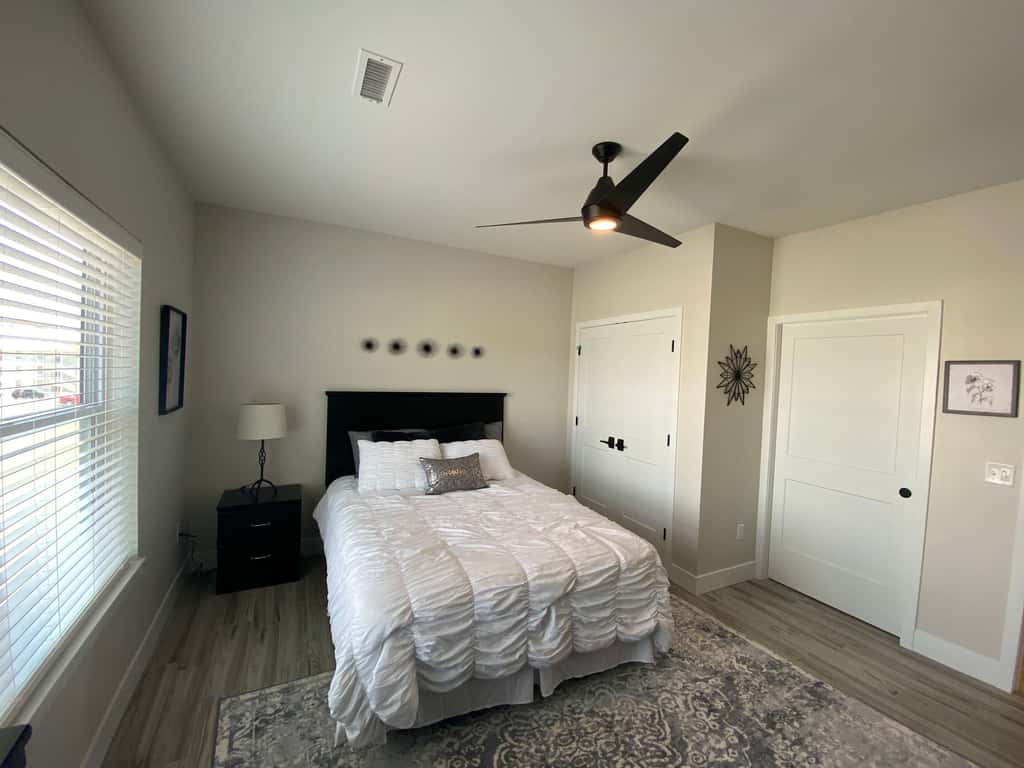 Luxury 4BR Condo - Top Floor - LAKE VIEW - Lake