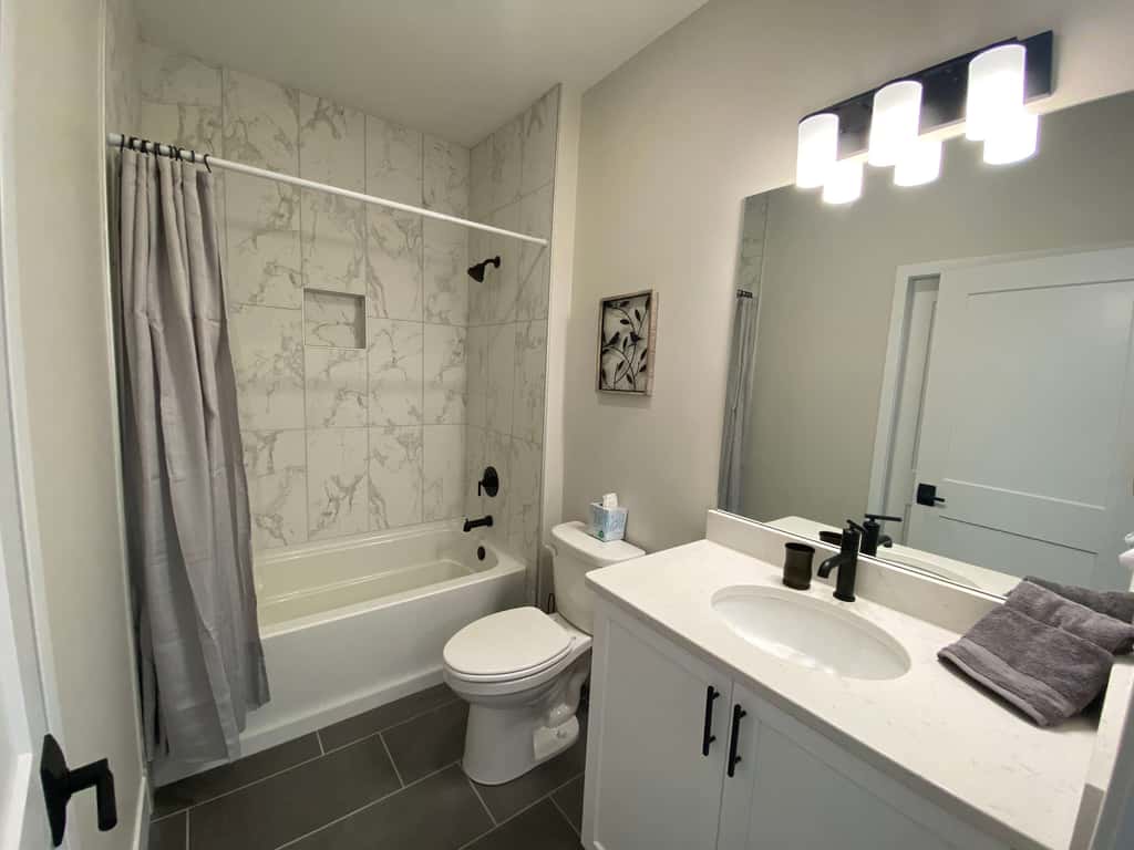 Luxury 4BR Condo - Top Floor - LAKE VIEW - Lake
