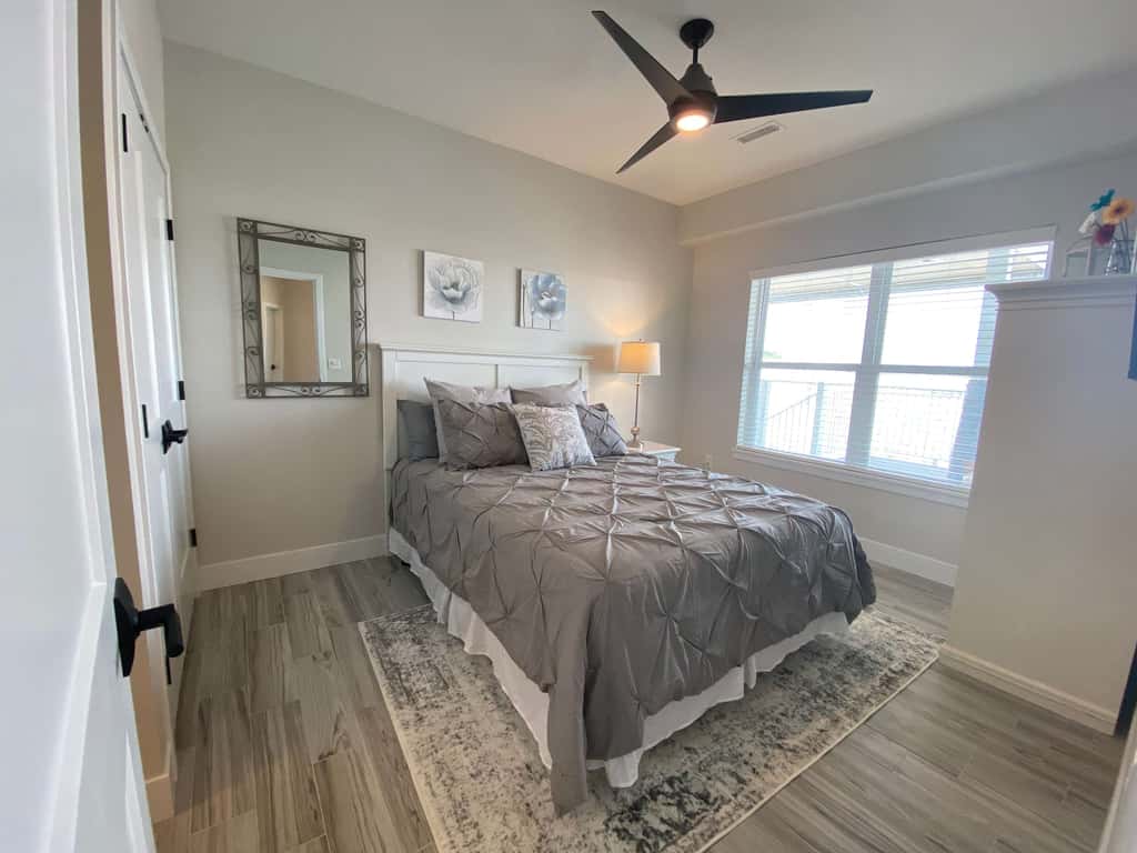 Luxury 4BR Condo - Top Floor - LAKE VIEW - Lake