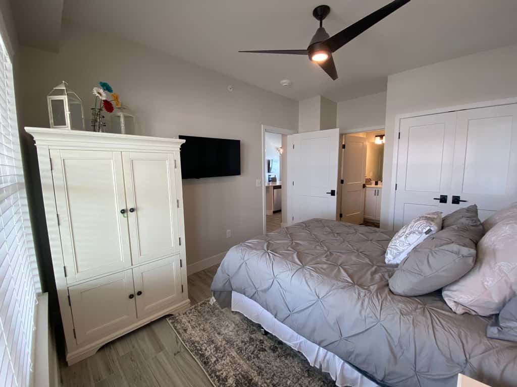Luxury 4BR Condo - Top Floor - LAKE VIEW - Lake