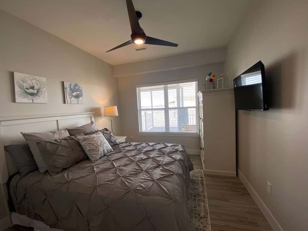 Luxury 4BR Condo - Top Floor - LAKE VIEW - Lake