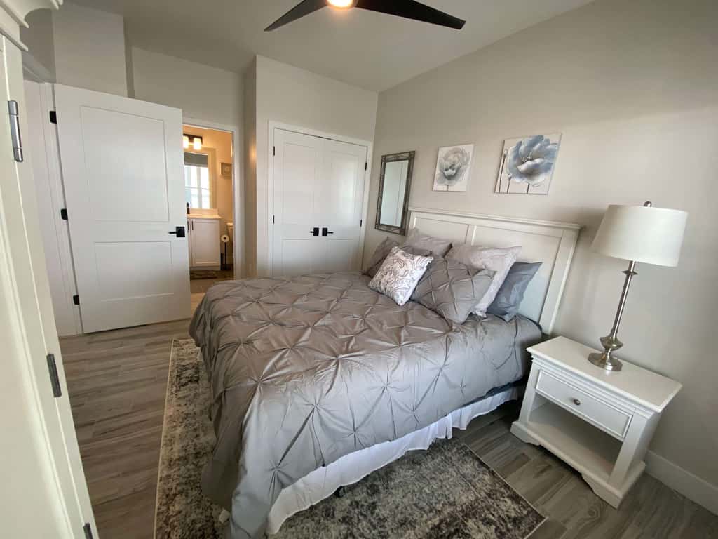 Luxury 4BR Condo - Top Floor - LAKE VIEW - Lake