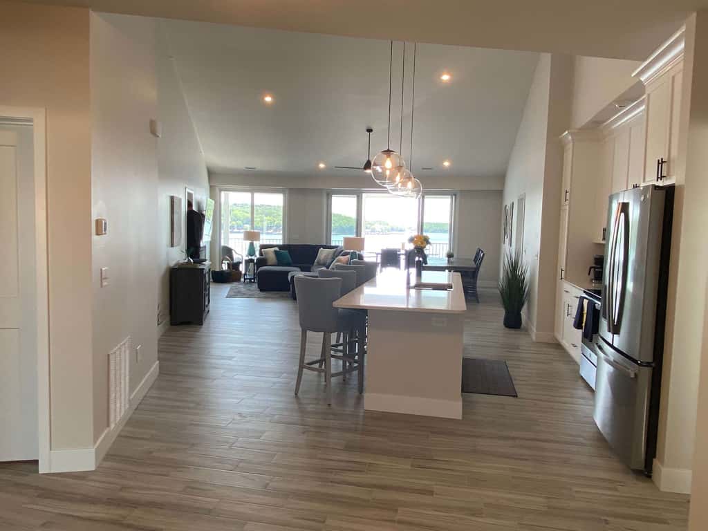 Luxury 4BR Condo - Top Floor - LAKE VIEW - Lake