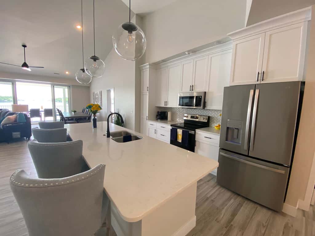 Luxury 4BR Condo - Top Floor - LAKE VIEW - Lake