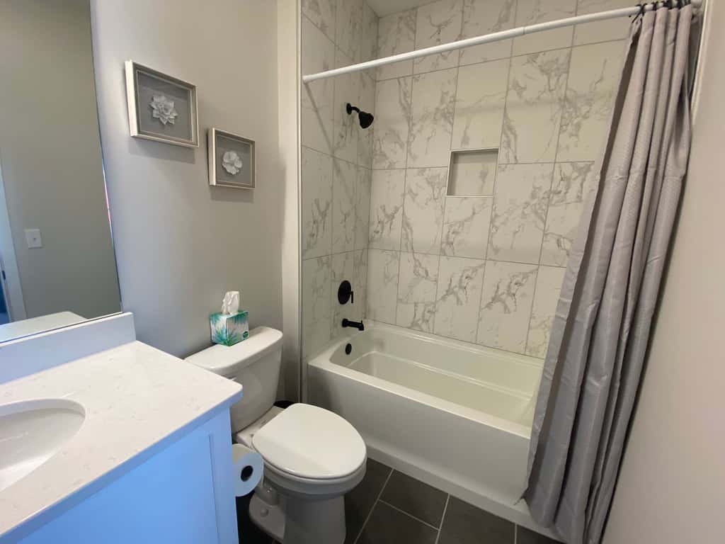 Luxury 4BR Condo - Top Floor - LAKE VIEW - Lake