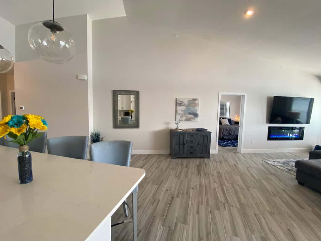 Luxury 4BR Condo - Top Floor - LAKE VIEW - Lake