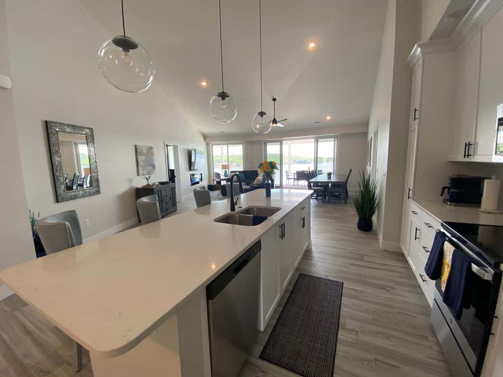 Luxury 4BR Condo - Top Floor - LAKE VIEW - Lake